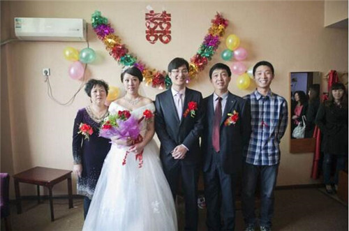 「創(chuàng)意滿滿！最新結(jié)婚惡搞新郎方法，歡樂無限時(shí)刻」